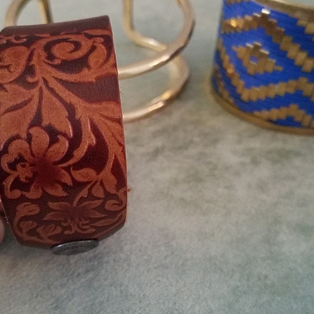Cuff bracelets - Picture 2 of 4